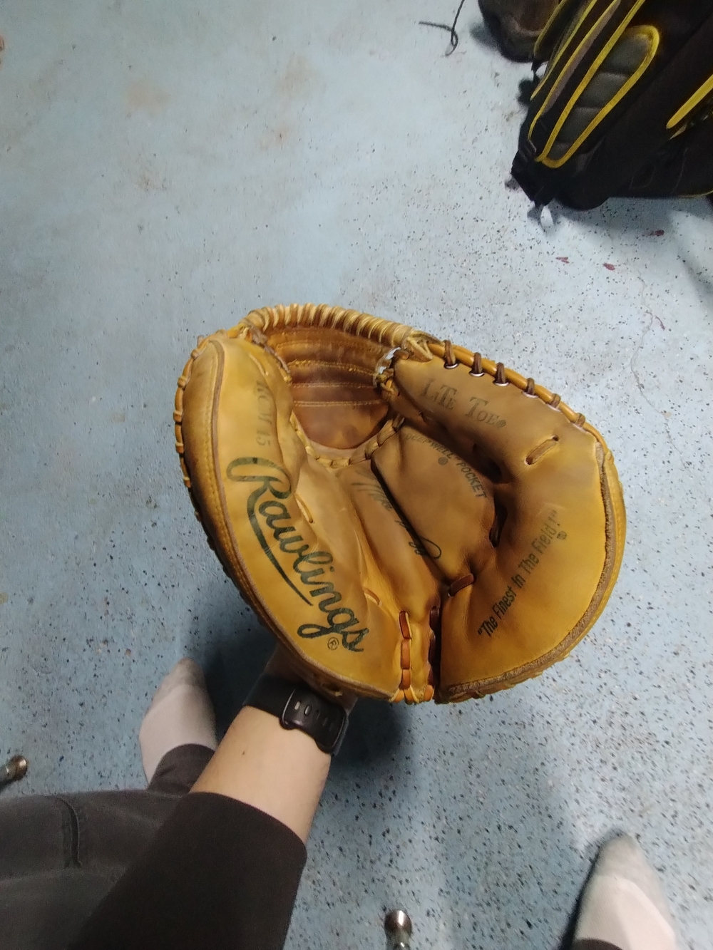 RCM45 Rawlings Tan Leather Catchers Mitt RH Throw